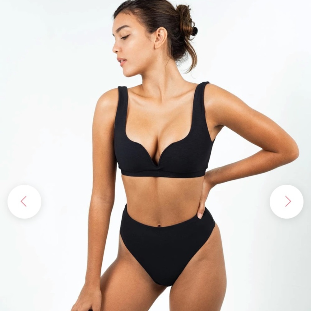 V WIRE RIBBED BIKINI TOP